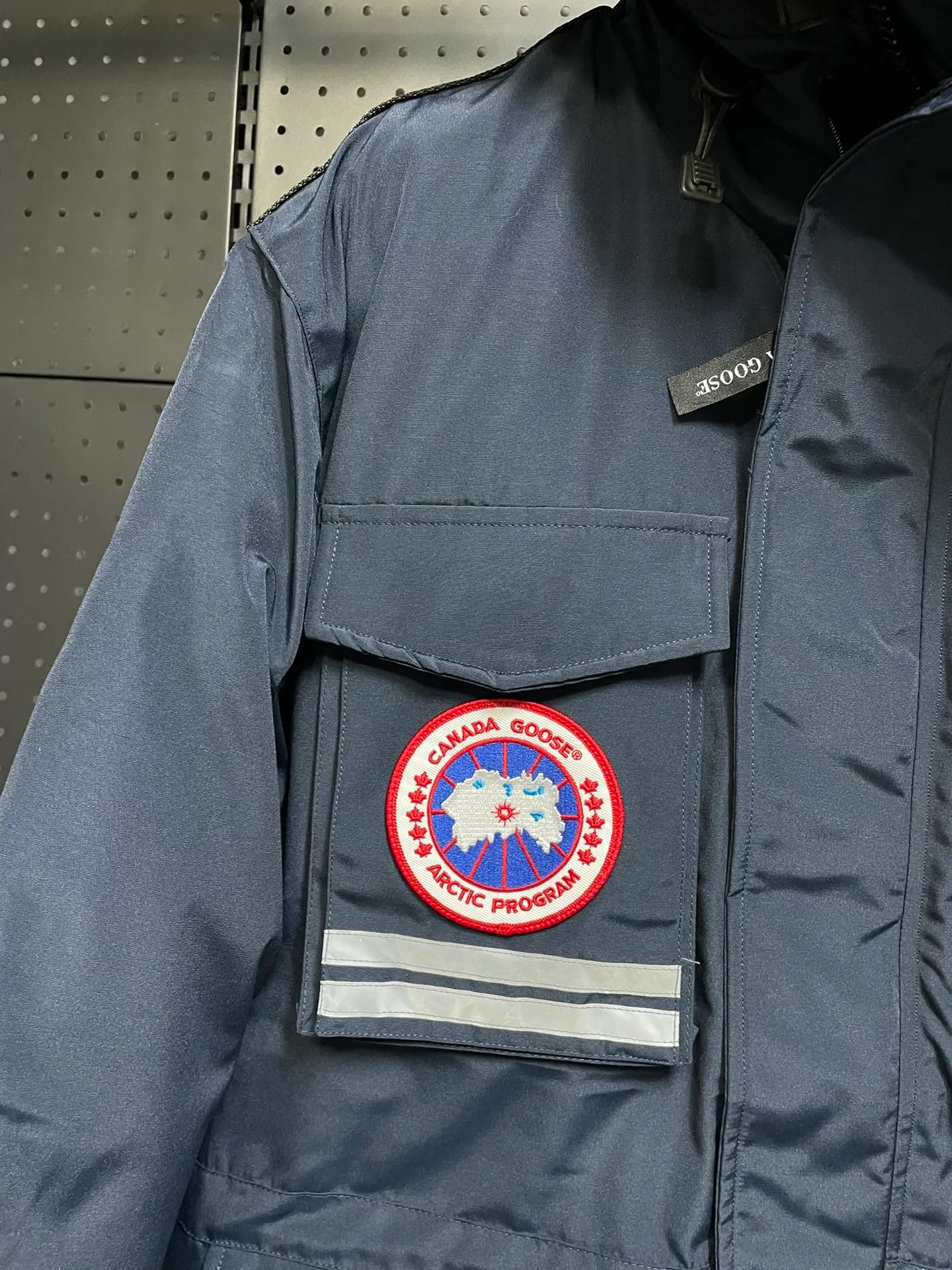 P1060 CANADA GOOES 🇨🇦ⒿⓅⓈ manufactures 10 models of snow curse men and women couples. Factory direct supply: supplying global purchasing agents, micro-business, entities, Tmall, high-end stalls and studio cooperation, free shipping! There are 10 types of Canada Goose Snow Mantra parkas for men and women, the Rolls-Royce of down jackets. ➖ Industry-leading anti-counterfeiting chip sensing. ➖ Imported Behringer embroidery machines and customized embroidery labels, the highest level and industry leading. ➖ Imported Korean 21-count polyester-cotton blended original fabric, TC85 waterproof coated fabric, water-repellent, windproof and wear-resistant. ➖ The new national standard 90 white duck down has an average down filling of 300 grams. The amount of down filling is industry-leading. ➖ 100% nylon lining with double double-layer sealing design to prevent velvet running, and seamless thread design on the cuffs! ➖ Yoshida YKK provides original factory-customized electroplated sliders. YKK two-way lockable zippers are tight and smooth and do not peel off paint. ➖ 3M composite Velcro is durable and the accessories and hardware are all custom-made. Note: Our copywriting is only simple and clear. Instead of bragging about the copywriting, it is better to compare and understand with samples. Only for the purest goose, the most dedicated, the most professional, the highest quality, the highest cost performance! SIZE:XS-XXL [with size chart]